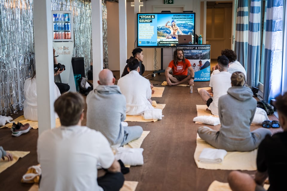 Daniel Fetz leitet einen Atemfitness und Eisbad Workshop für eine Gruppe