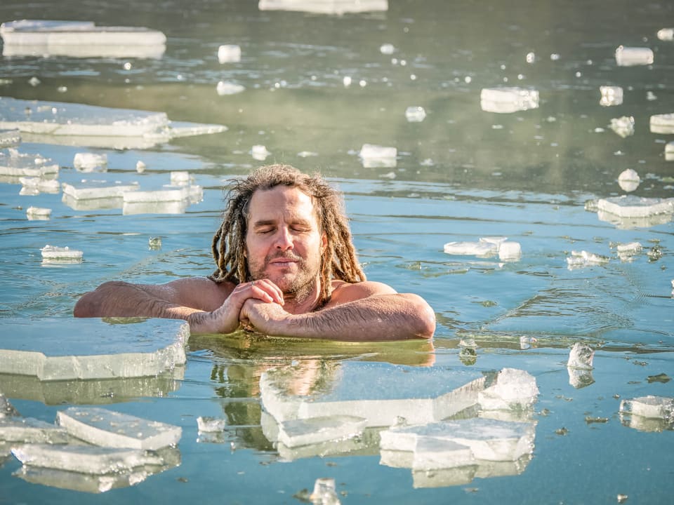 Daniel Fetzy Fetz meditiert in einem See zwischen schwimmenden Eisplatten