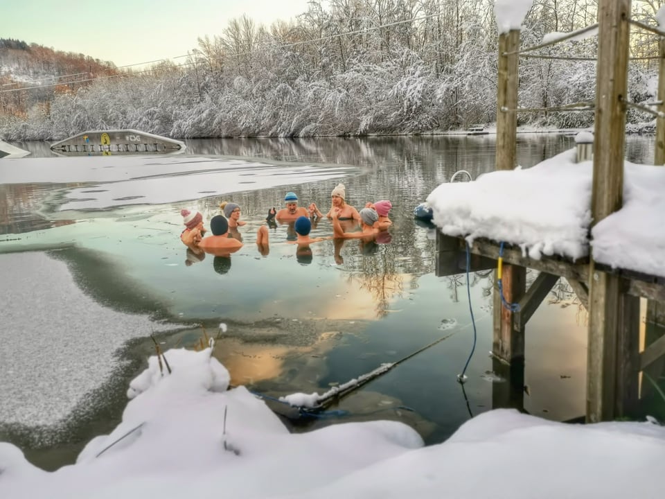Gruppe badet gemeinsam im winterlichen Salmsee