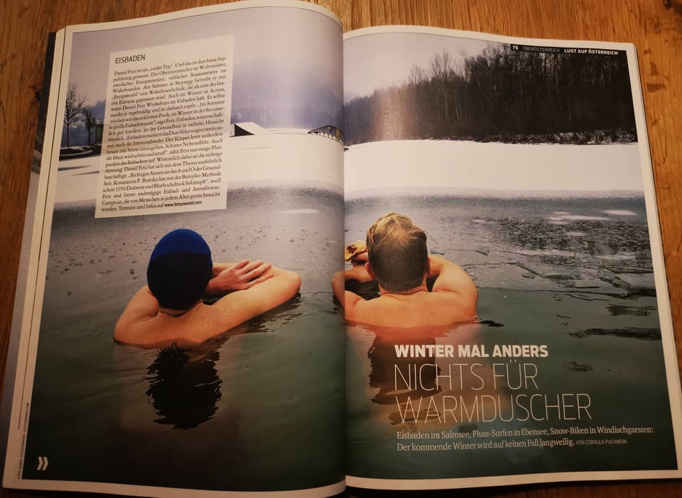 Doppelseite aus Kurier Freizeit mit zwei Eisbadenden im winterlichen Salmsee