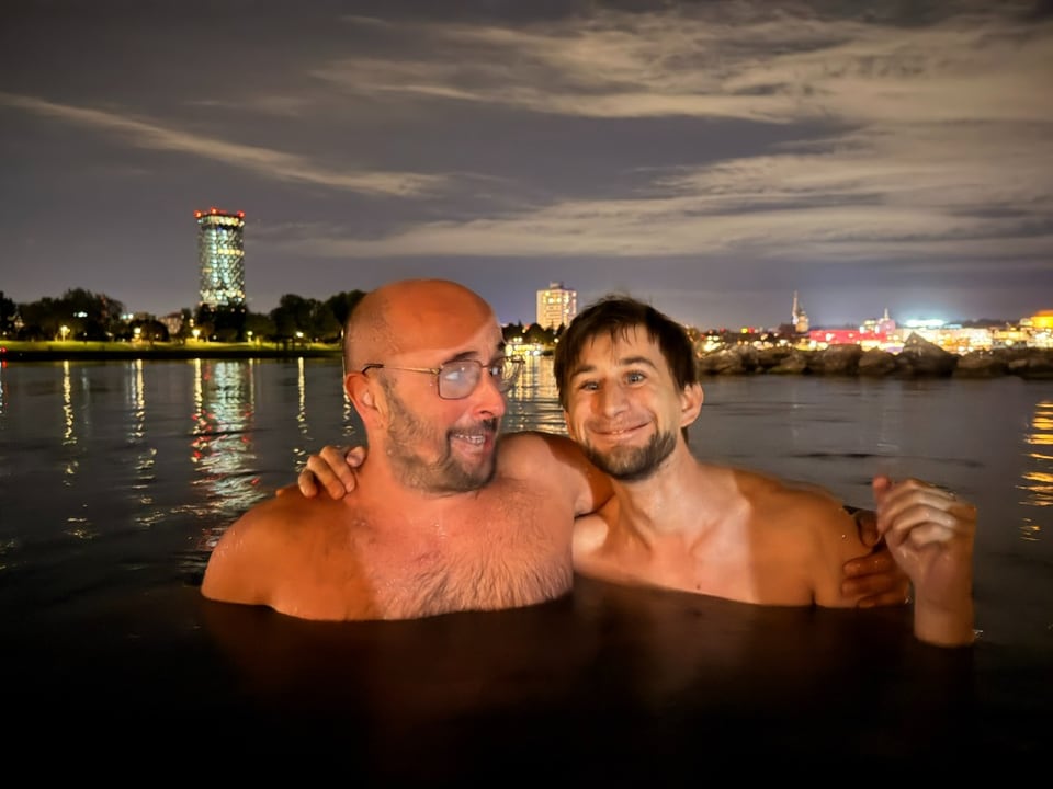 Zwei Teilnehmer lächeln nach dem Eisbad in der Donau