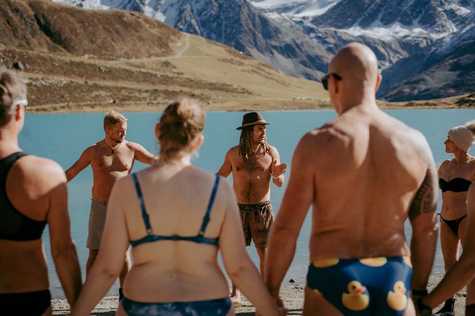 Fetzy bereitet die Retreatgruppe am Rifflsee auf das Eisbad vor