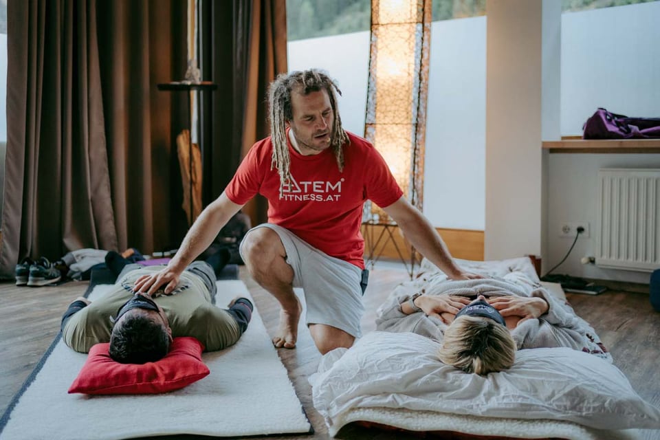 Daniel Fetz begleitet zwei liegende Personen bei einer Atemsession
