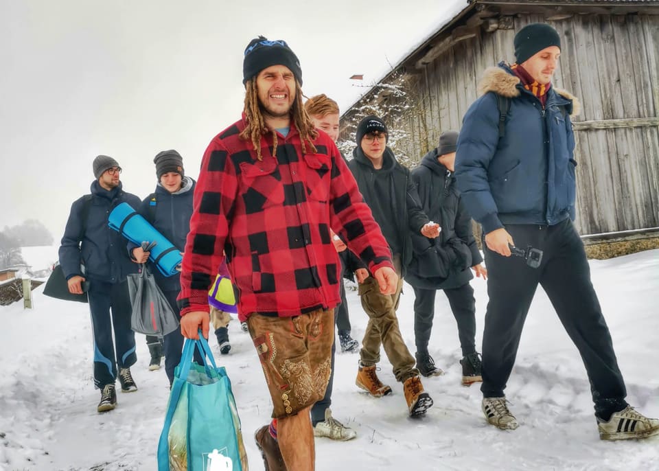 Daniel Fetz geht mit Jugendlichen durch den Schnee zum Eisbaden