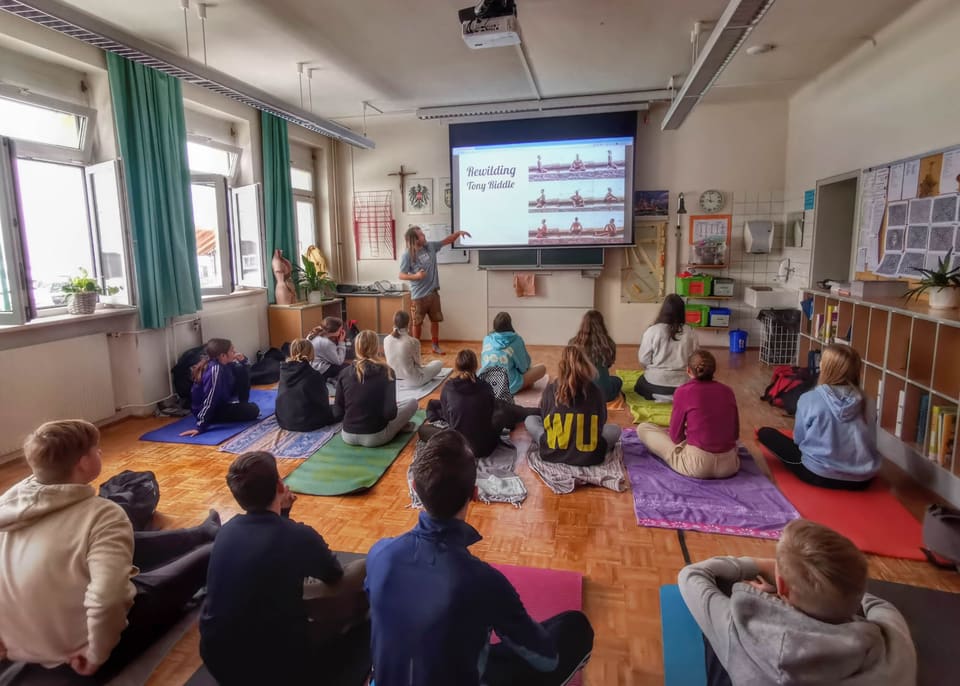 Jugendliche verfolgen einen Vortrag über Atmung und Eisbaden im Klassenzimmer