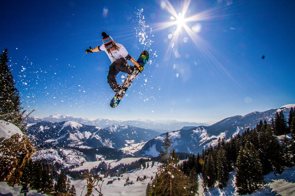 Daniel Fetz bei einem Snowboard-Sprung