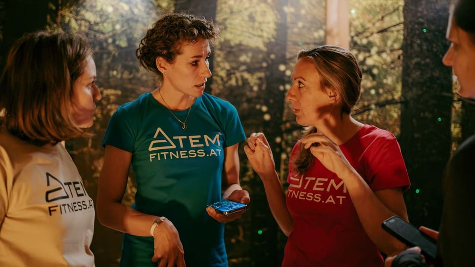 Trainerinnen besprechen gemeinsam eine Übung
