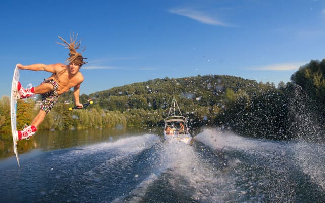 Daniel Fetz bei einem Wakeboard-Sprung