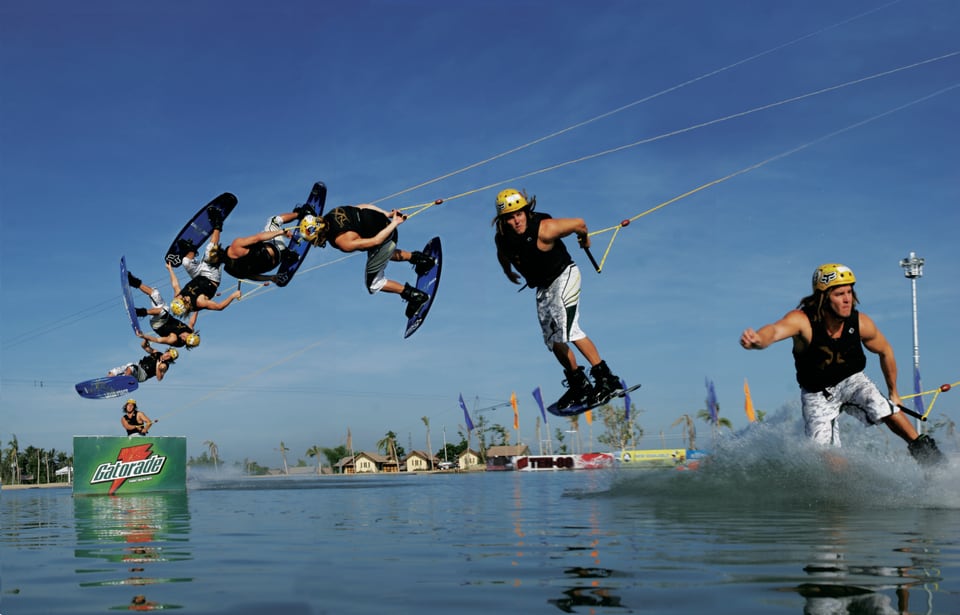 Daniel Fetzy Fetz zeigt eine Wakeboard-Sequenz vor blauem Himmel am CWC