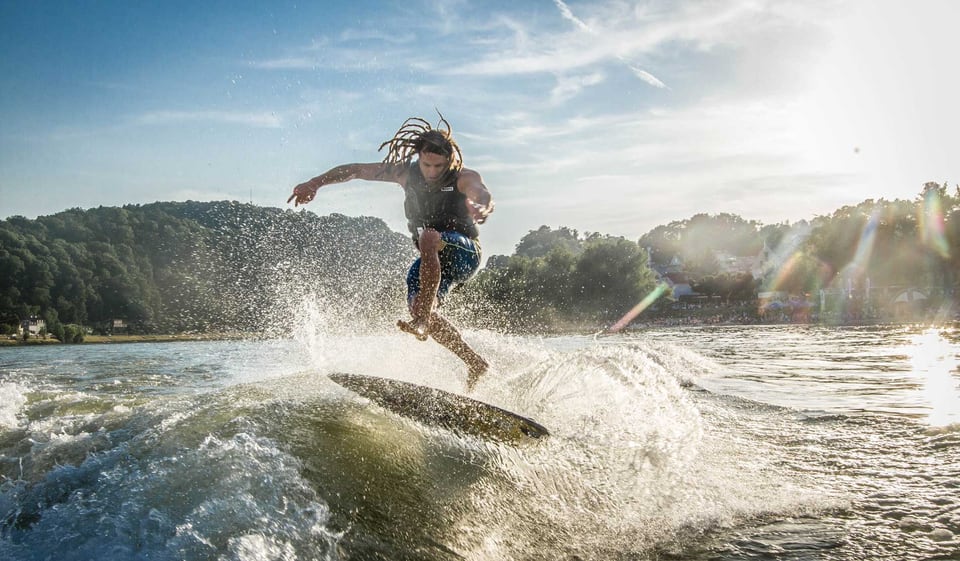 Daniel Fetzy Fetz springt beim Wakesurfen über die Heckwelle eines Bootes